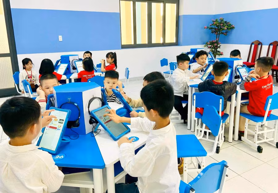 Học sinh sử dụng máy tính bảng để tương tác trực tiếp và trực tuyến tại lớp. Học sinh sử dụng máy tính bảng để tương tác trực tiếp và trực tuyến tại lớp.