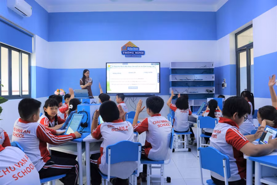 Thầy và trò Trường Tiểu học Chu Văn An dạy học tại lớp học thông minh. Thầy và trò Trường Tiểu học Chu Văn An dạy học tại lớp học thông minh.