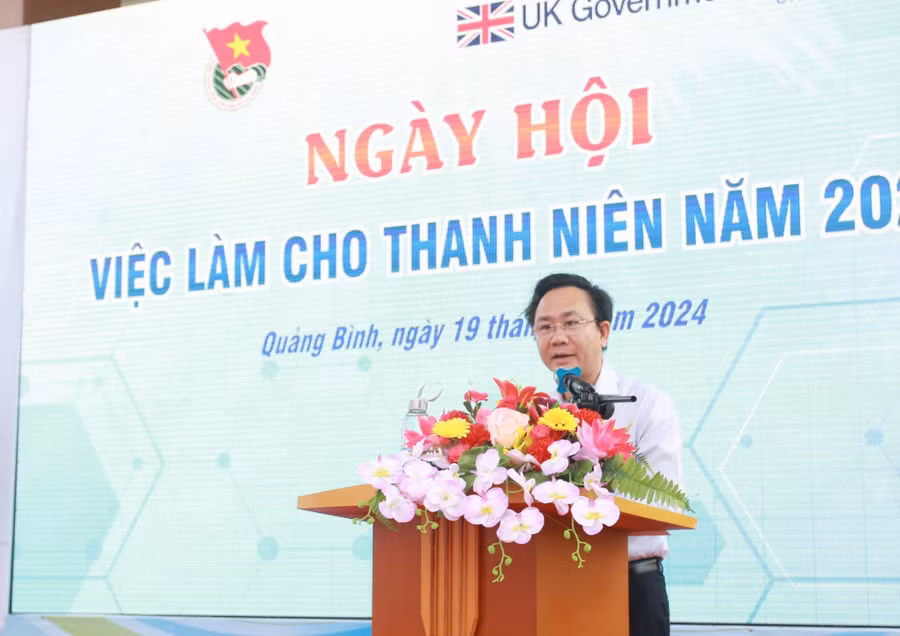 Ông Hoàng Xuân Tân, Phó Chủ tịch Ủy ban nhân dân tỉnh Quảng Bình phát biểu tại chương trình.