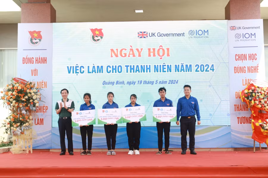 Ban Thường vụ Tỉnh đoàn Quảng Bình tặng học bổng cho những cá nhân xuất sắc.