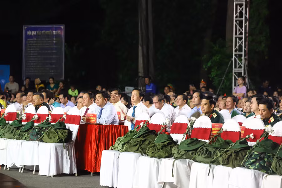 Đại tướng Phan Văn Giang, Bộ trưởng Bộ Quốc phòng; ông Trần Hồng Hà, Phó Thủ tướng Chính phủ tham dự chương trình.