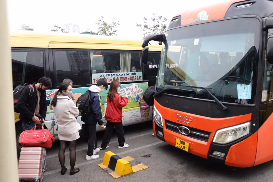 Các xe xuất bến vẫn còn rất nhiều ghế trống.