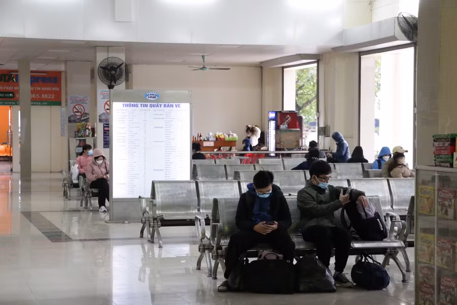 Tại phòng chờ của bến xe Giáp Bát vắng hành khách.