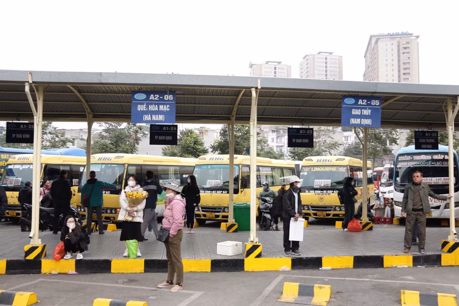 Các xe xuất bến vẫn còn rất nhiều ghế trống.