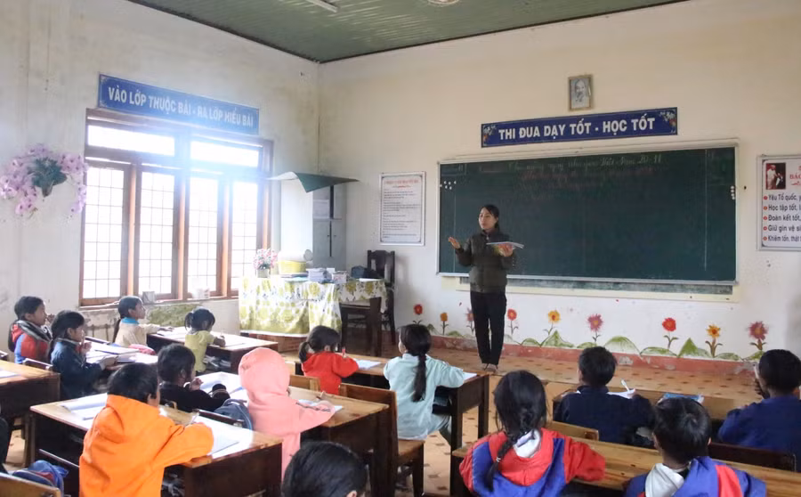 Giáo viên và học sinh tại điểm trường Kon Du, Trường PTDTBT Tiểu học xã Măng Cành (Kon Plông, Kon Tum)