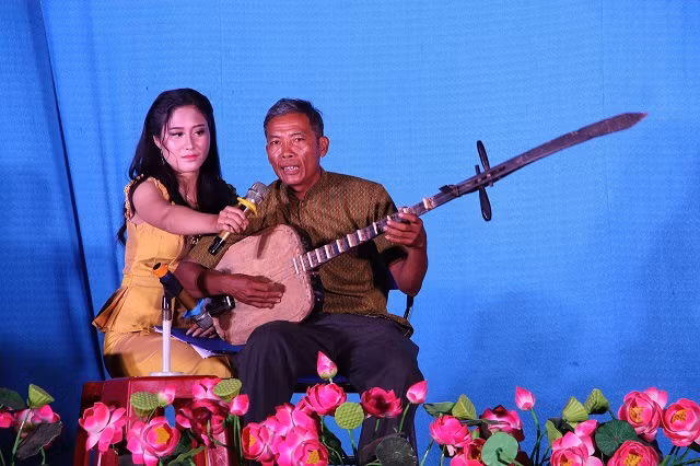 Chương trình còn có sự giao lưu của nghệ nhân dân gian