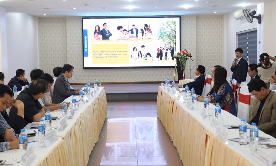 Buổi tọa đàm định hướng nghề nghiệp cho học sinh Quảng Trị.