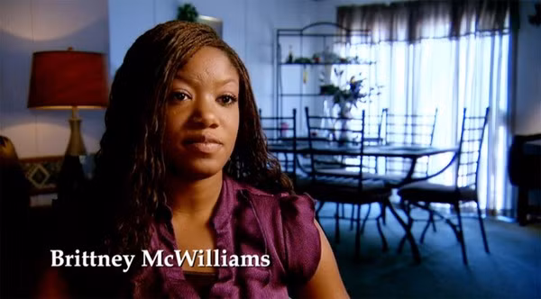 Cô gái Brittney McWilliams sống tại bang Texas phát hiện mình ho ra... ký sinh trùng giun sống trong bụng.