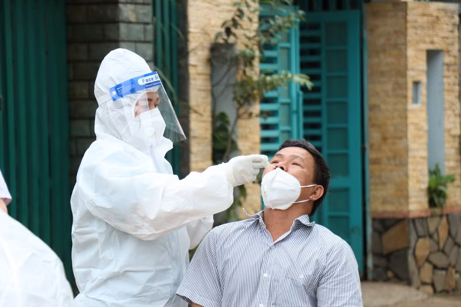 Lực lượng chức năng lấy mẫu test nhanh SARS-CoV-2 cho người dân.