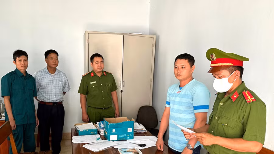 Cơ quan chức năng thi hành các quyết định khởi tố, tạm giam đối với Nguyễn Thành Trung (thứ 2 từ phải qua). (Ảnh: HL)