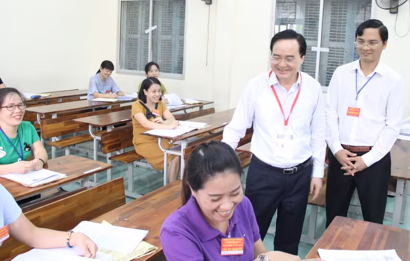 Bộ trưởng Phùng Xuân Nhạ kiểm tra công tác chấm thi tại tỉnh Tuyên Quang