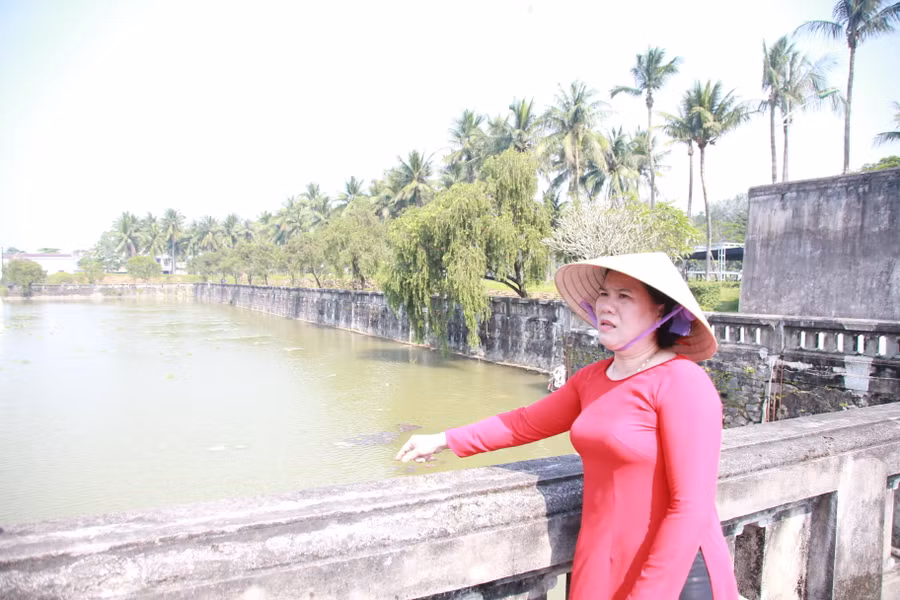Trưởng Ban Quản lý Di tích quốc gia đặc biệt Thành cổ Quảng Trị nói rằng, dịp kỷ niệm 27/7 vừa qua, nhiều cựu chiến binh đã lên tiếng vế sự nhếch nhác ở khu vực hồ trước di tích. Trưởng Ban Quản lý Di tích quốc gia đặc biệt Thành cổ Quảng Trị nói rằng, dịp kỷ niệm 27/7 vừa qua, nhiều cựu chiến binh đã lên tiếng vế sự nhếch nhác ở khu vực hồ trước di tích.