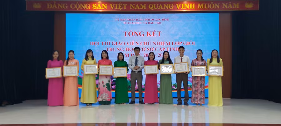 Các giáo viên có thành tích được khen thưởng tại Hội thi. Các giáo viên có thành tích được khen thưởng tại Hội thi.