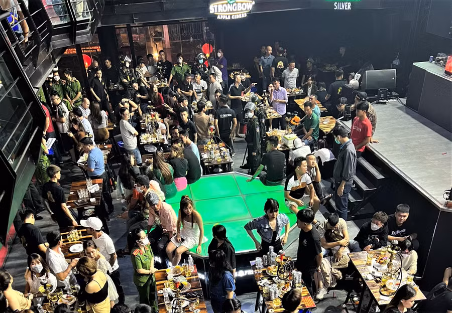 Lực lượng chức năng đột kích các quán bar và phát hiện hàng chục nhân viên và khách dương tính với ma tuý. Lực lượng chức năng đột kích các quán bar và phát hiện hàng chục nhân viên và khách dương tính với ma tuý.