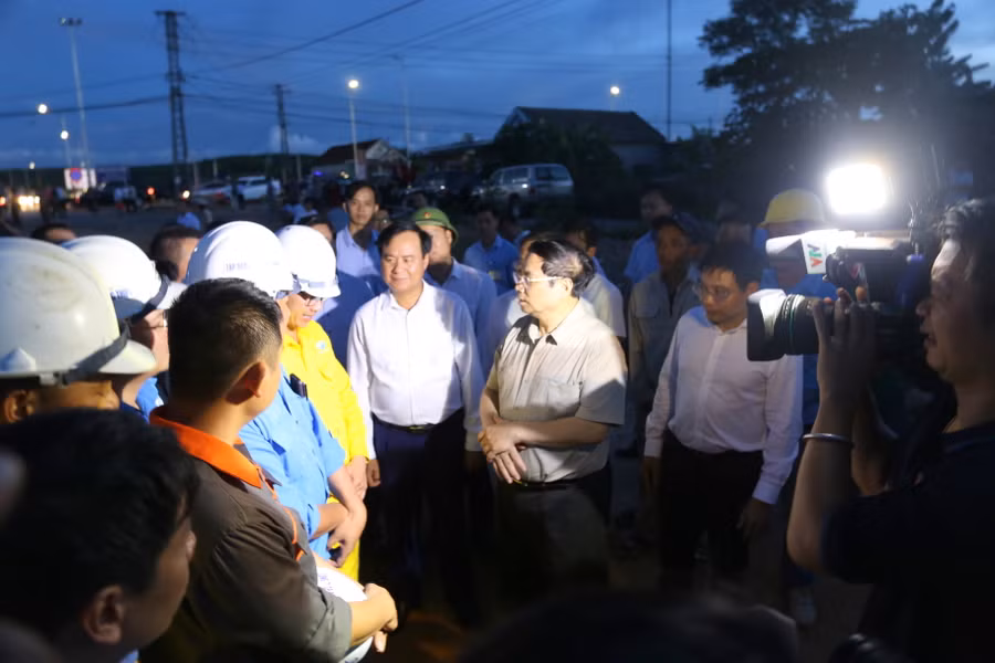 Thủ tướng động viên các đơn vị thi công và yêu cầu đẩy nhanh tiến độ, hoàn thành sớm 1 quý so với kế hoạch.