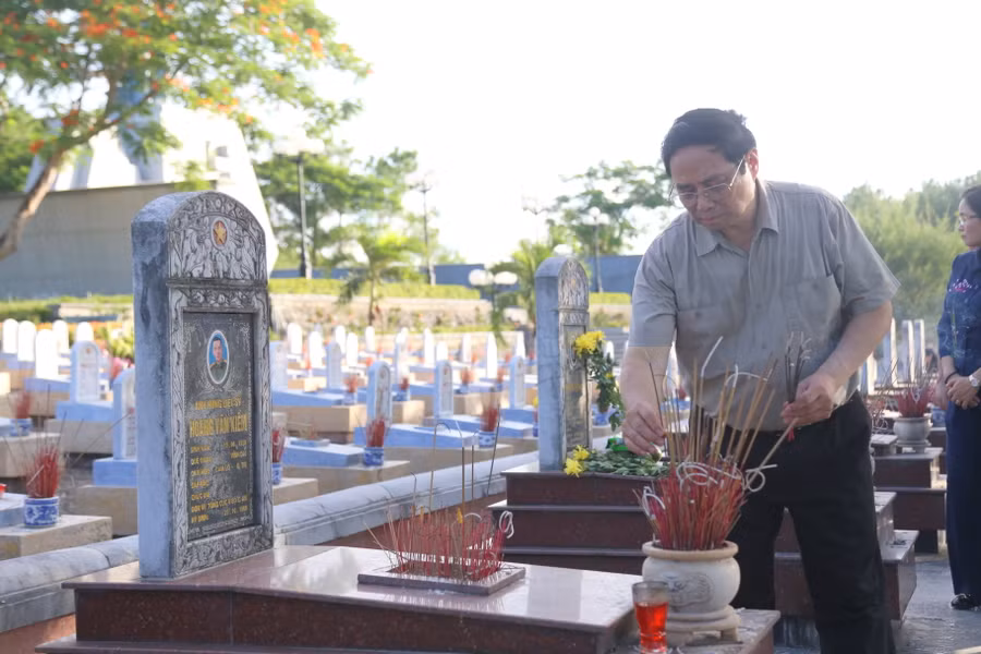 Thủ tướng thắp hương các phần mộ liệt sĩ tại Nghĩa trang Liệt sĩ Quốc gia đường 9. Thủ tướng thắp hương các phần mộ liệt sĩ tại Nghĩa trang Liệt sĩ Quốc gia đường 9.