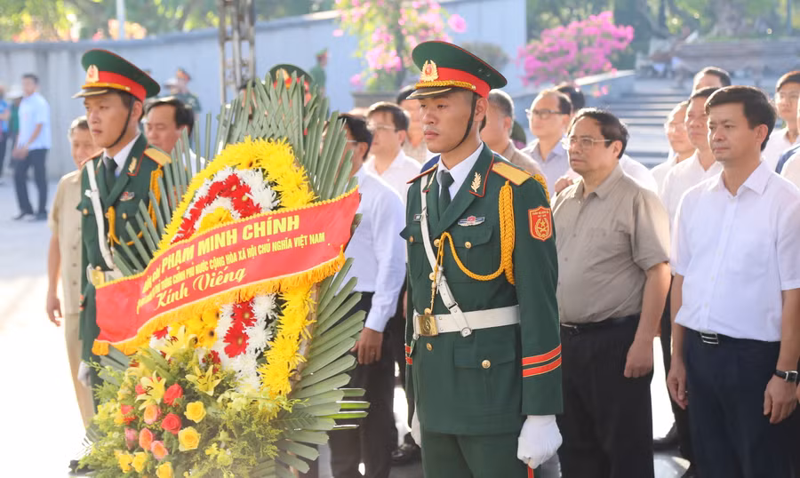 Thủ tướng đặt vòng hoa, dâng hương tri ân các Anh hùng, liệt sĩ tại Quảng Trị. Thủ tướng đặt vòng hoa, dâng hương tri ân các Anh hùng, liệt sĩ tại Quảng Trị.