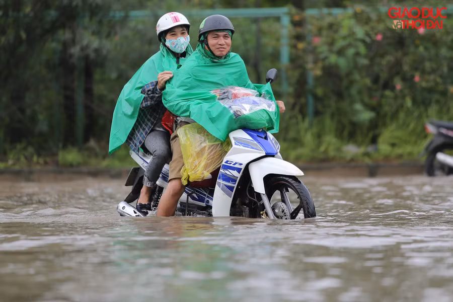 Hà Nội: Đại lộ Thăng Long biến thành sông, các phương tiện “rẽ” nước qua những điểm ngập ảnh 8