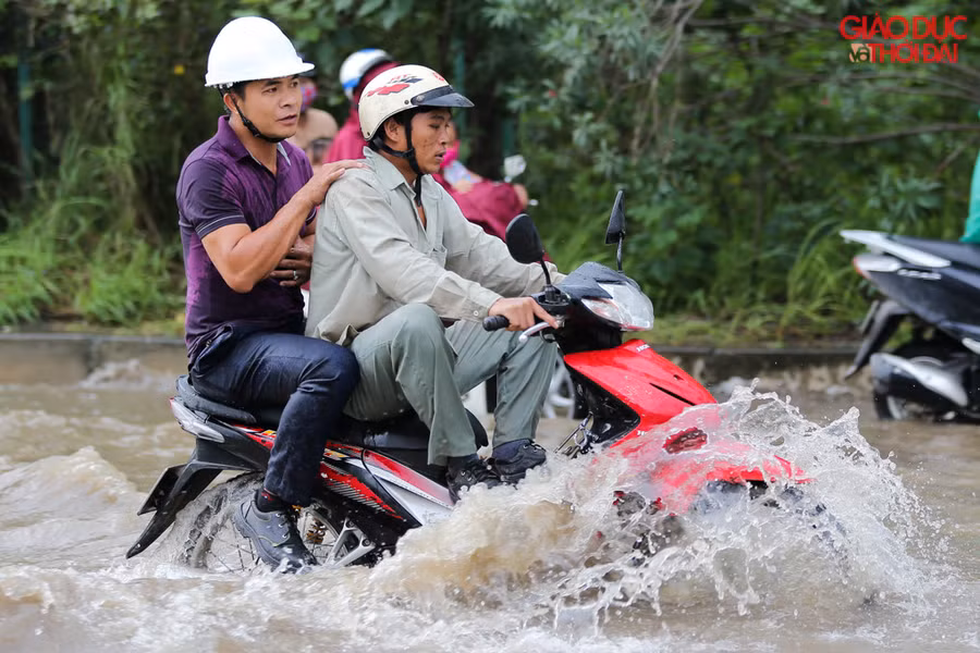 Hà Nội: Đại lộ Thăng Long biến thành sông, các phương tiện “rẽ” nước qua những điểm ngập ảnh 7