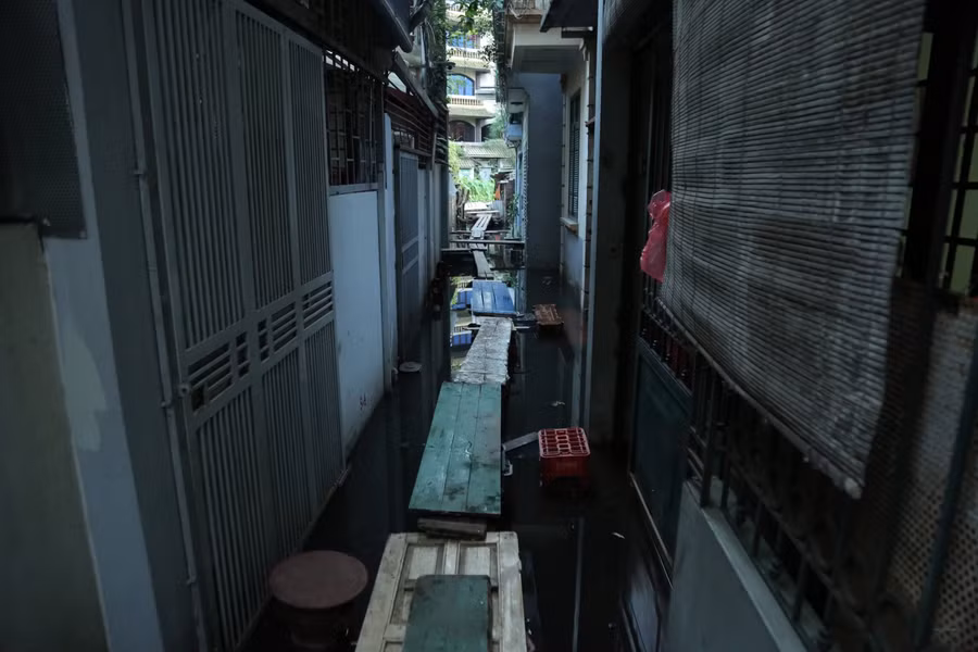 Hà Nội: Hết mưa cả tuần, người dân Tứ Liên vẫn phải lội nước vào nhà ảnh 10