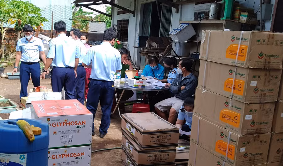 Lực lượng chức năng tạm giữ hơn hơn 3.600 lít thuốc bảo vệ thực vật cấm sử dụng tại Việt Nam.