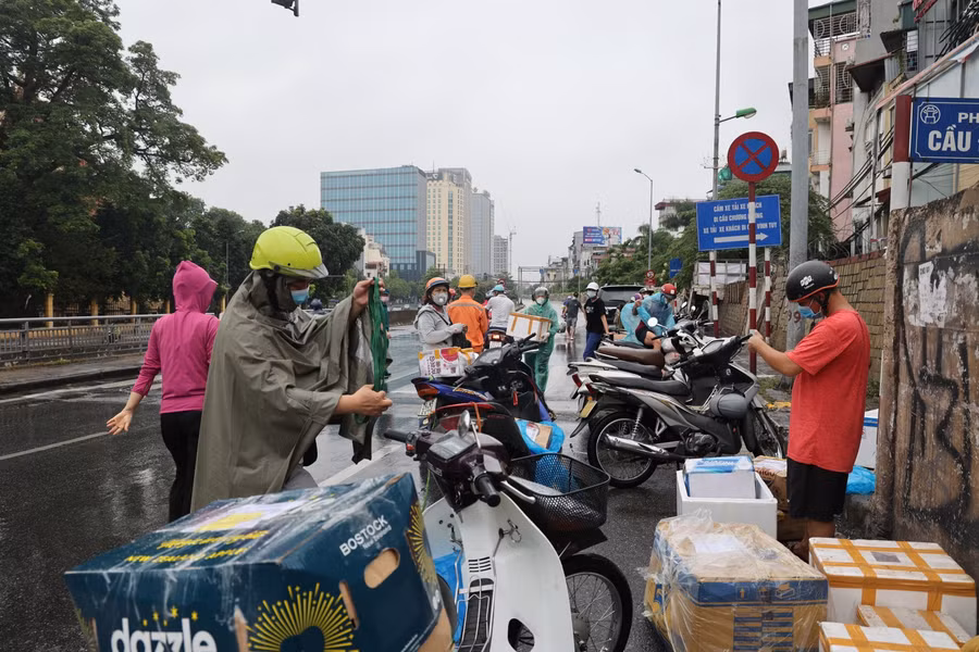 Trước hàng rào cách ly tại phường Chương Dương, nhiều người dân đã chuẩn bị đồ nhu yếu phẩm đã được đóng thùng để gửi vào trong cho người thân.