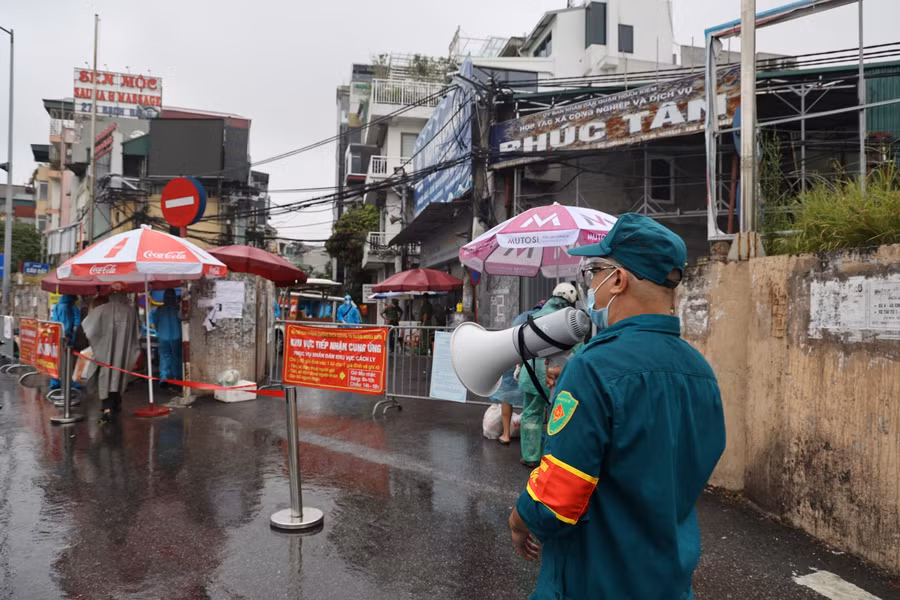 Tại khu vực tiếp nhận đồ cung ứng, lực lượng chức năng luôn có mặt để nhắc nhở mọi người giữ khoảng cách.