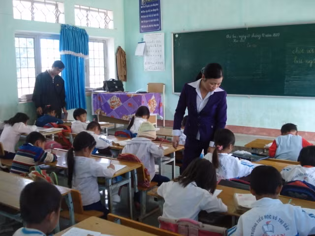 Giờ học ở điểm trường Hòa Bình (Trường tiểu học Võ Thị Sáu), xã Đăk Kan, NGọc Hồi.