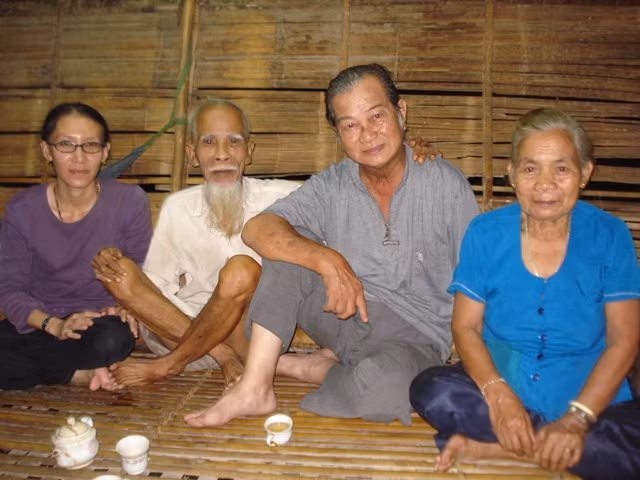 Người thổi kèn gốc rạ ảnh 2 Từ phải sang: Nghệ nhân Hồng Thị Lịch, nhạc sĩ Trần Văn Đính, chồng bà Lịch