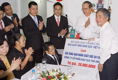Ông Nguyễn Minh Khang – Phó GĐ Nhà Xuất bản GD trao phần quà cho Nguyễn Sơn Lâm Ông Nguyễn Minh Khang – Phó GĐ Nhà Xuất bản GD trao phần quà cho Nguyễn Sơn Lâm