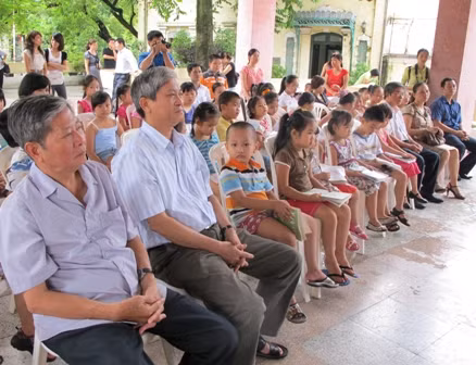 Buổi quyên góp thu hút đông đảo các em học sinh tham gia
