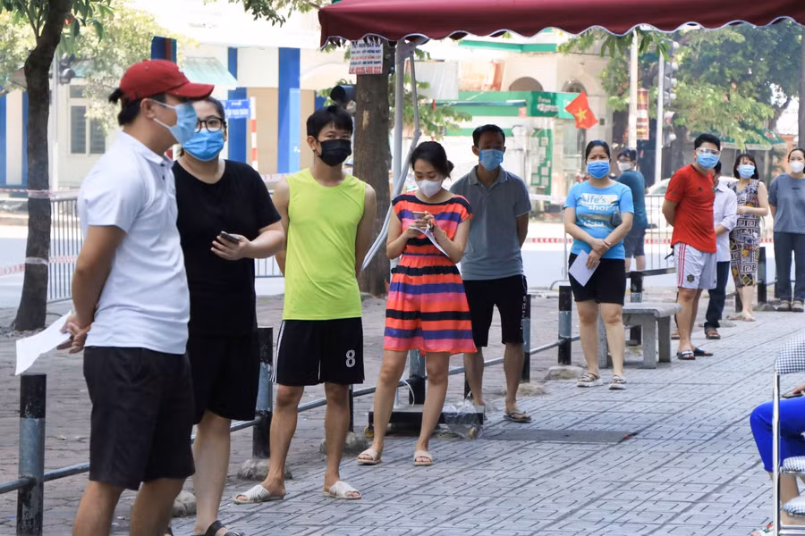 Nhiều người dân có mặt tại khu vực sảng toà HH1B chung cư Linh Đàm để tiến hành lấy mẫu xét nghiệm thời điểm xảy ra vụ việc.