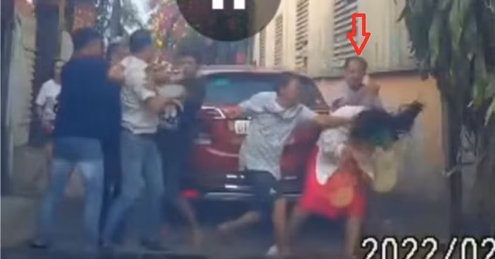 Camera ghi lại hình ảnh Đại úy Trần Xuân Phương (mũi tên đỏ) tấn công một người phụ nữ.