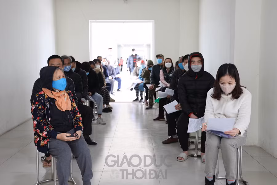 Cũng như 2 lần tiêm trước, ngay khi đến người dân sẽ được hướng dẫn khai báo theo mẫu, đo nhiệt độ và được yêu cầu ngồi giãn cách theo quy định.