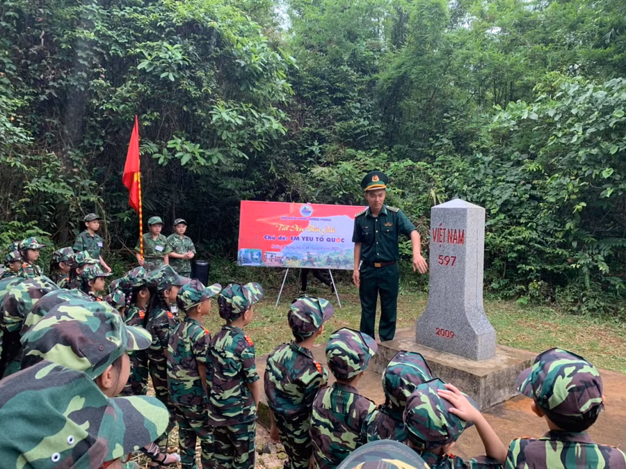 Học sinh được tham quan và tìm hiểu về đường biên, cột mốc.