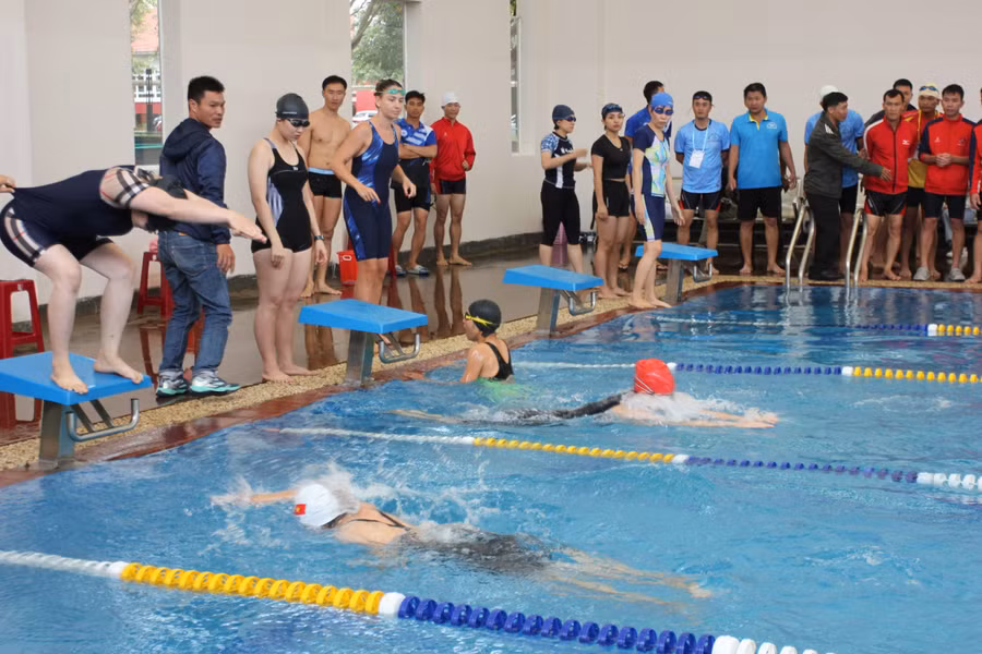 Các vận động viên tranh tài ở môn bơi lội.