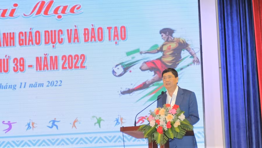 Ông Phạm Đăng Khoa - Giám đốc Sở GD&amp;ĐT Đắk Lắk phát biểu khai mạc hội thao.