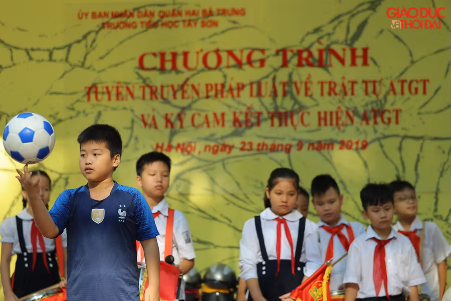 Những tiết mục đặc sắc của học sinh khiến rất nhiều thầy cô, bạn bè trầm trồ.