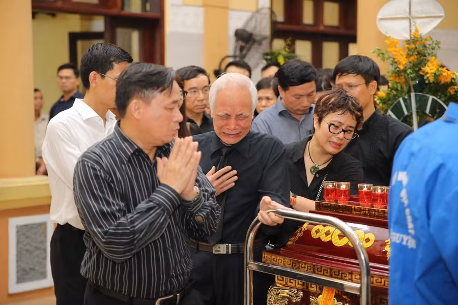 Xin một lần cuối tiễn biệt Thứ trưởng Xin một lần cuối tiễn biệt Thứ trưởng