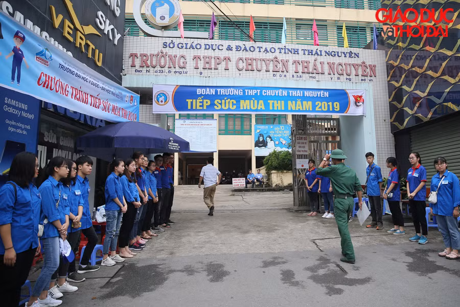 Đội tình nguyện tại điểm thi THPT Chuyên Thái Nguyên không quản ngạị thời tiết, luôn có mặt tại khu vực cổng trường để hướng dẫn, đưa nước cho các bạn thí sinh