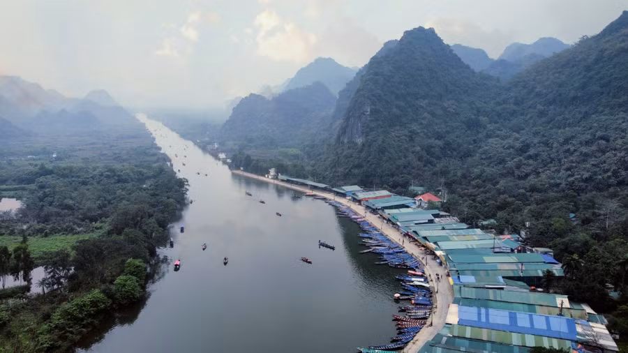 Tại nơi thờ tự và thực hiện các nghi lễ tôn giáo (Đền, Chùa...), huyện cũng có lực lượng tuyên truyền và hướng dẫn du khách thực hiện các quy định về thời gian, cách thức tiến hành nghi lễ. Đảm bảo sát khuẩn tay, đeo khẩu trang, thực hiện khoảng cách, không để tập trung đông người gây ùn ứ, ách tắc trong thời gian dài.