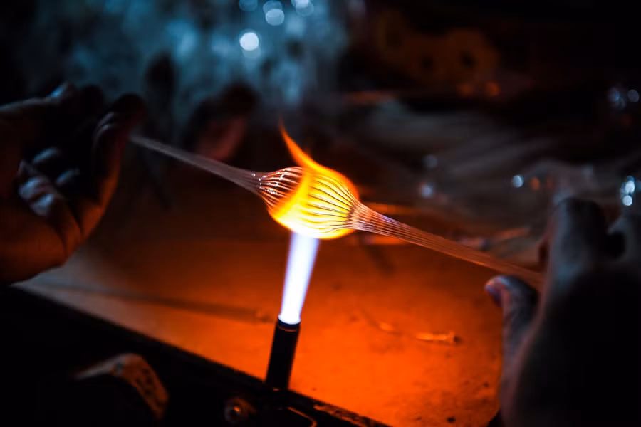 Để làm ra được các sản phẩm ưng ý, người thợ phải cảm nhận được độ “chín” của thủy tinh. Khi mới cho thủy tinh vào lửa, thủy tinh sẽ dần chuyển màu, lúc đó chỉ cần hà hơi thổi nhẹ, thủy tinh sẽ phồng ra to nhỏ theo ý muốn.