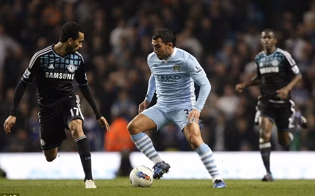 Tevez tái xuất, Man City ngược dòng hạ Chelsea ảnh 2 Tavez đã có sự trở lại đầy ấn tượng