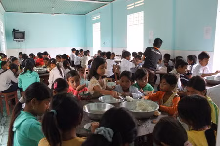 Bảo đảm đủ bữa ăn giúp các em yên tâm học tập