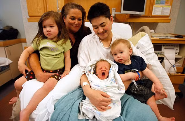 Nụ cười rạng rỡ của người đàn ông mang bầu 3 lần ảnh 3 The rest of the Beatie family come to see Jensen the day after his birth - and he still looks a little sleepy as he gives a big yawn Read more: http://www.dailymail.co.uk/femail/article-2111259/The-man-given-birth-times-With-broad-smiles-Beaties-look-like-normal-happy-family-Nothing-truth-.html#ixzz1oaf1RLT3