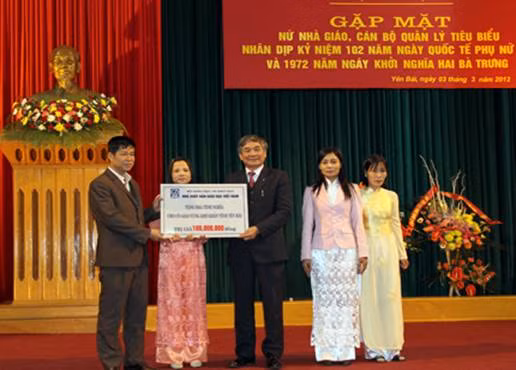 Ông Nguyễn Minh Khang đứng thứ 3, tặng kinh phí xây nhà công vụ cho giáo viên huyện Mù Căng Chải s