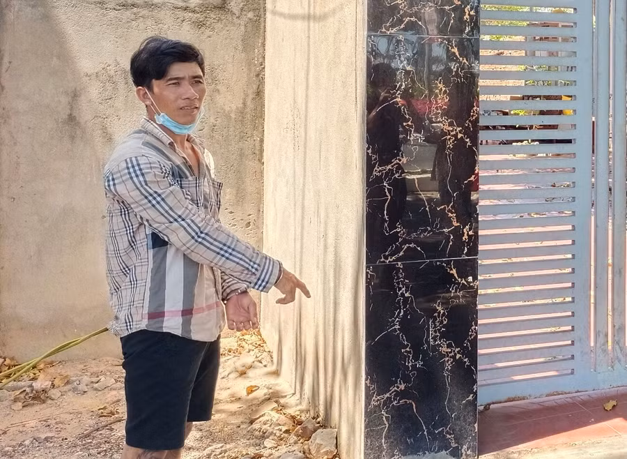 Đối tượng Hoàng Văn Giang chỉ địa điểm trộm cắp đồng hồ nước.