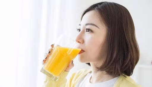 Uống sữa nghệ giúp giảm đau dạ dày hiệu quả