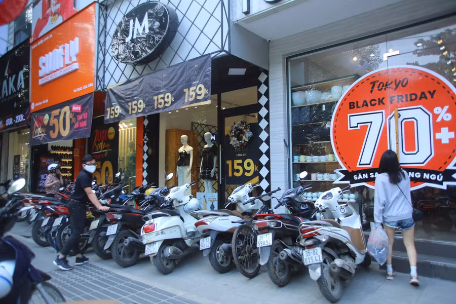 Một số cửa hàng thời trang trên phố Chùa Bộc treo biển giảm giá lên tới 70% để thu hút khách.