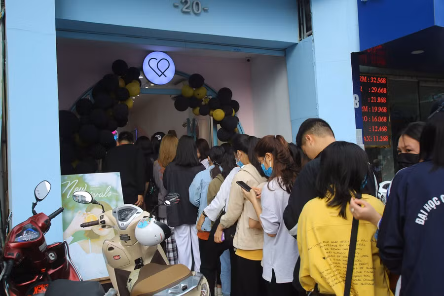 Tại một cửa hàng trên phố Tây Sơn, trong sáng ngày hôm nay, rất đông các bạn trẻ đã đứng xếp hàng chờ tới lượt mình vào mua hàng.